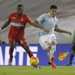 Pablo Hernández (d) y el centrocampista del Espanyol Hernan Pérez luchan por el balón