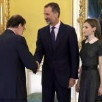 Los Reyes son saludados por el presidente del Gobierno en funciones, Mariano Fajoy, en el Palacio Real de Aranjuez, dond han presidido la reunión anual del Patronato del Instituto Cervantes