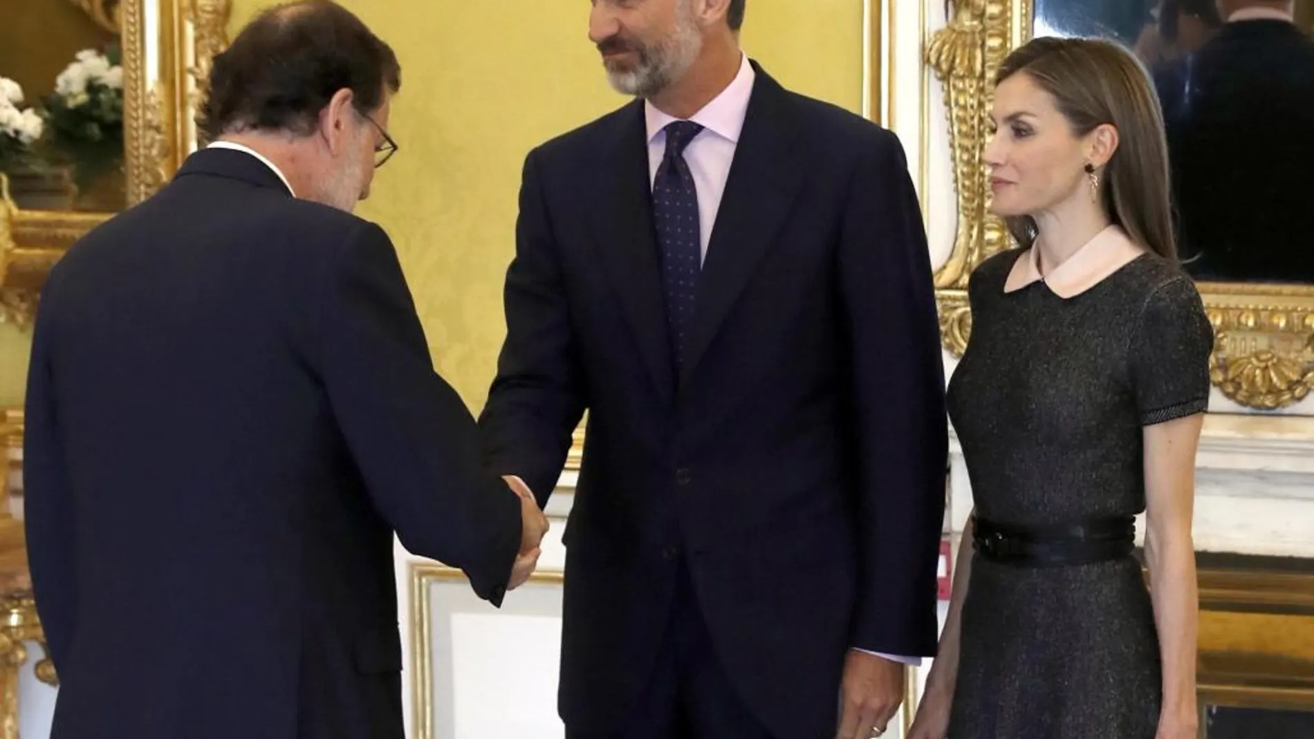 Los Reyes son saludados por el presidente del Gobierno en funciones, Mariano Fajoy, en el Palacio Real de Aranjuez, dond han presidido la reunión anual del Patronato del Instituto Cervantes