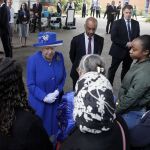 La reina Isabel II de Inglaterra acudió junto a su nieto Guillermo al barrio donde se produjo el incendio y habló con algunos de los afectados