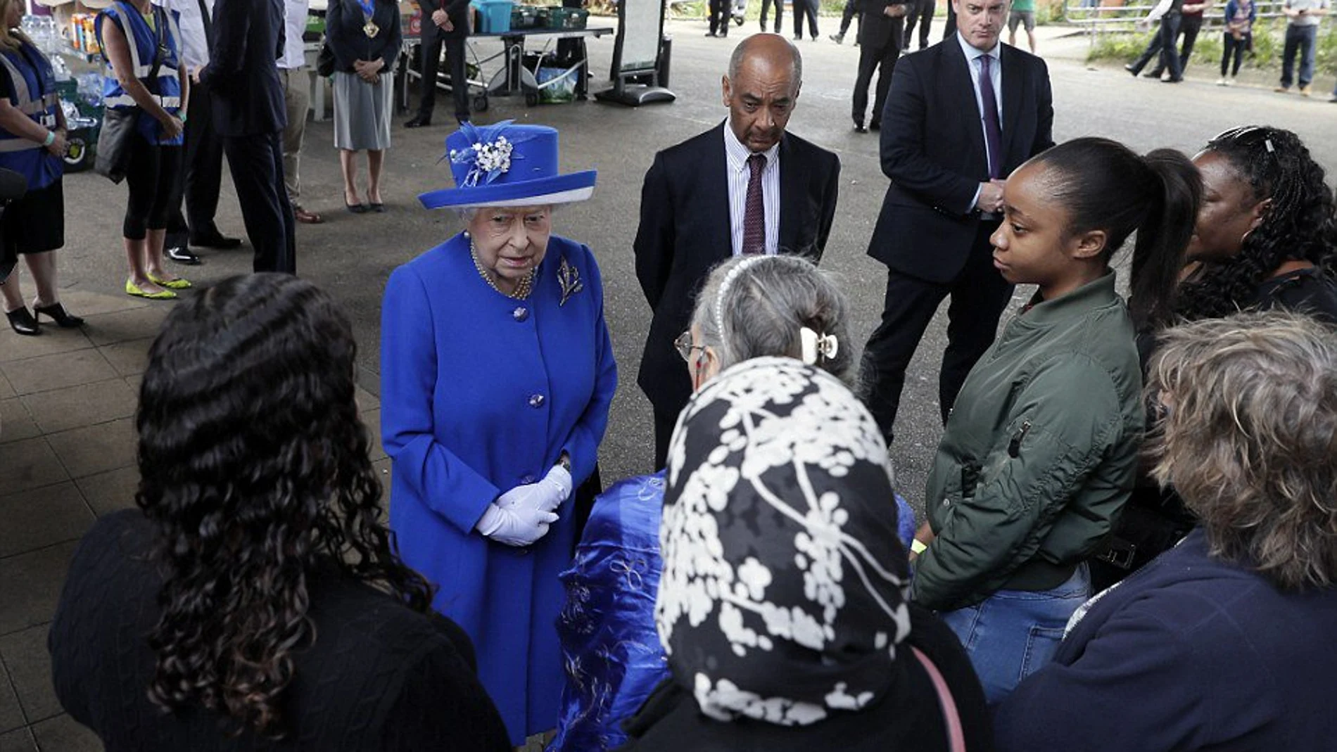 La reina Isabel II de Inglaterra acudió junto a su nieto Guillermo al barrio donde se produjo el incendio y habló con algunos de los afectados