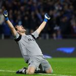 Iker Casillas celebrando la victoria frente al Sporting de Portugal