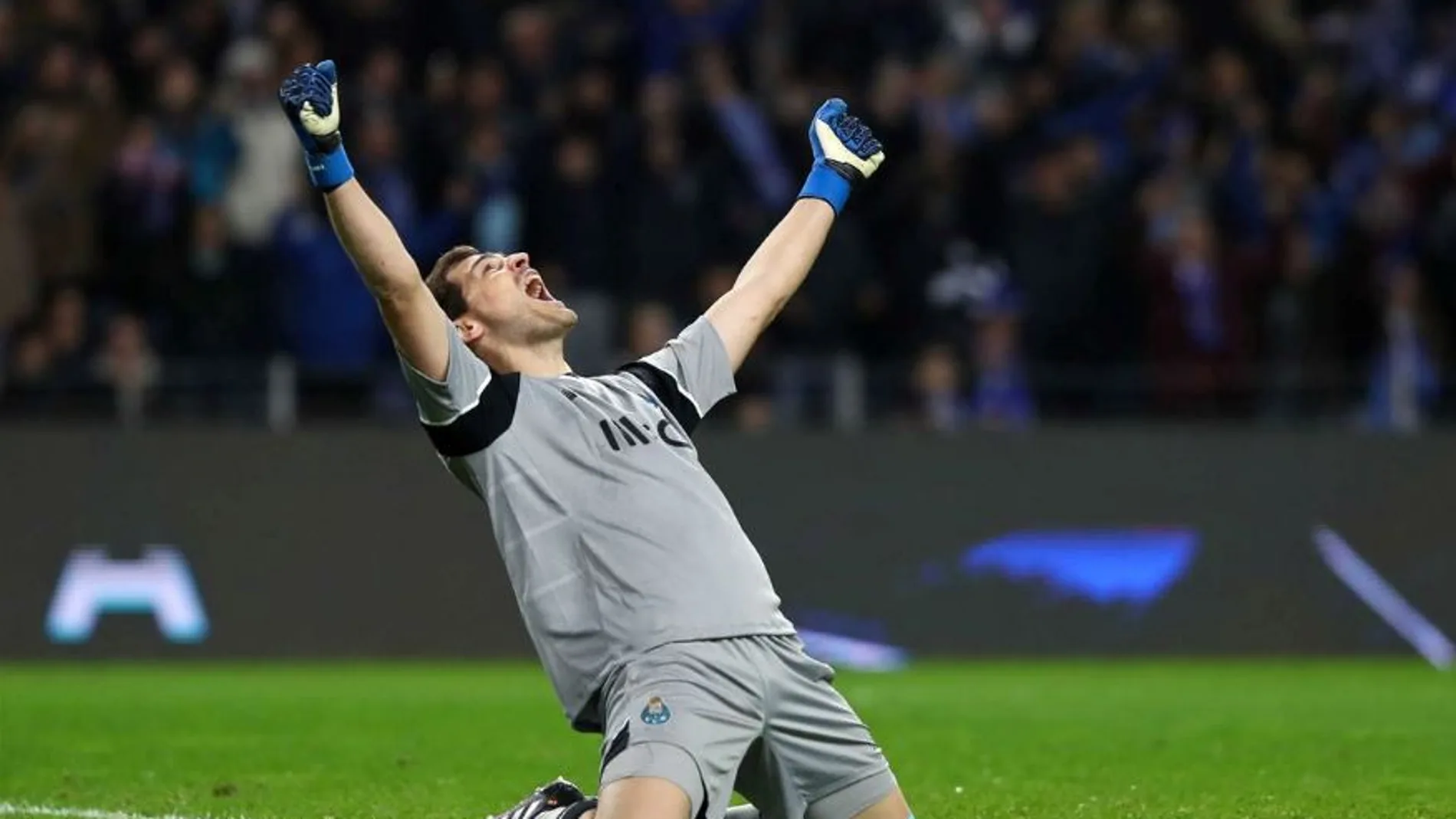 Iker Casillas celebrando la victoria frente al Sporting de Portugal