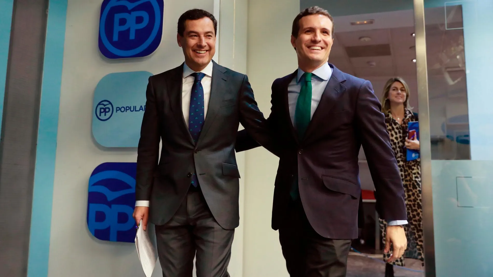 El presidente del PP, Pablo Casado (d), junto al candidato del PP a la Junta, Juanma Moreno (i), tras la reunión hoy del Comité Ejecutivo Nacional de su partido