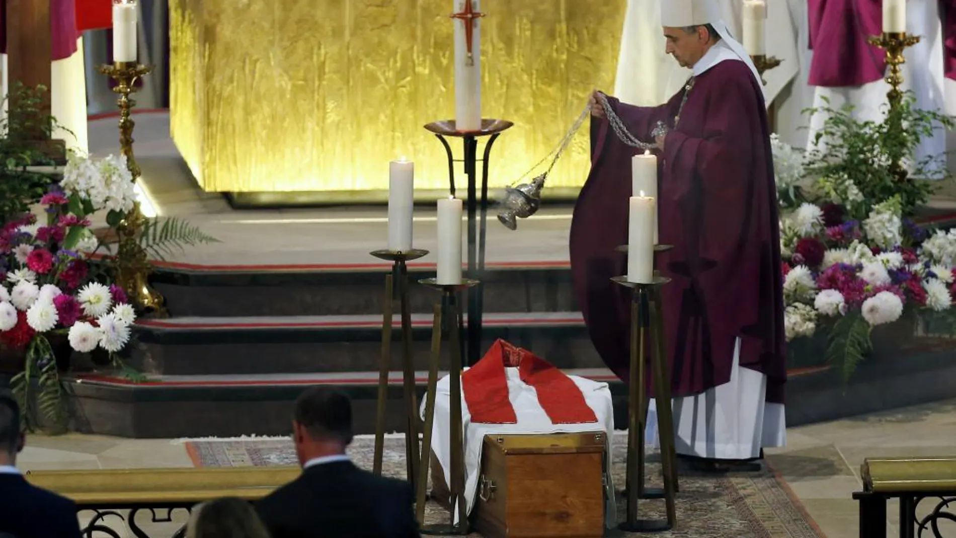 El arzobispo de Ruán durante la ceremonia