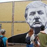 Un muro sobre Trump diseñado en Atlanta por el artista Joseph Guay, para que los ciudadanos pinten sobre él