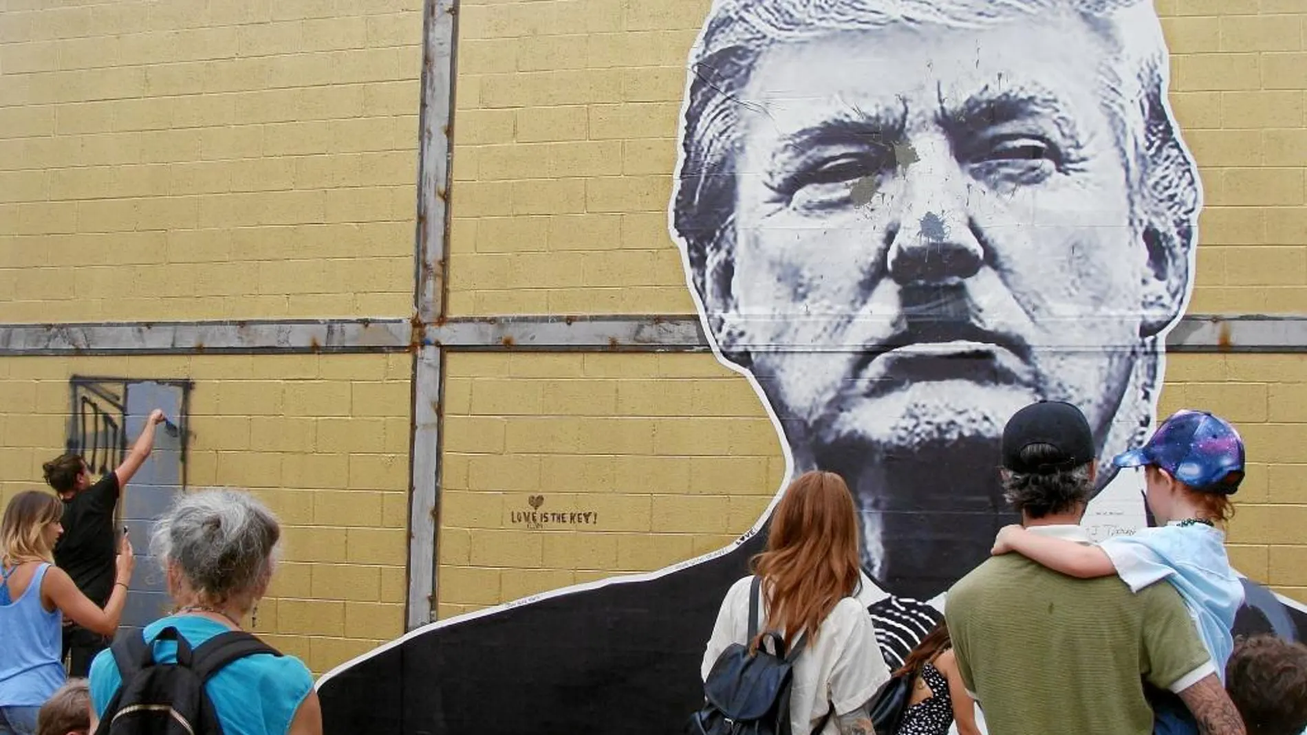 Un muro sobre Trump diseñado en Atlanta por el artista Joseph Guay, para que los ciudadanos pinten sobre él