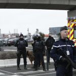 La Policía francesa vigila el aeropuerto parisino de Orly