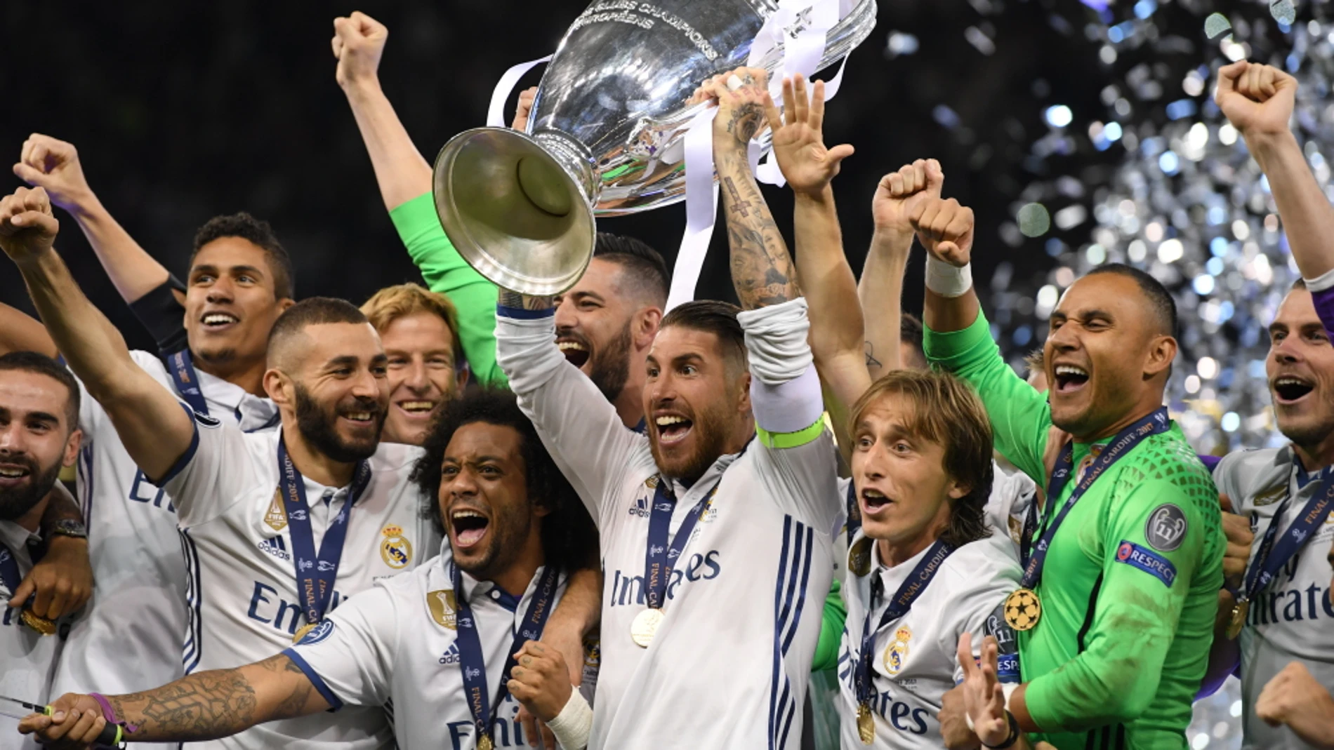 Los jugadores del Real Madrid levantan el trofeo de campeones en Cardiff