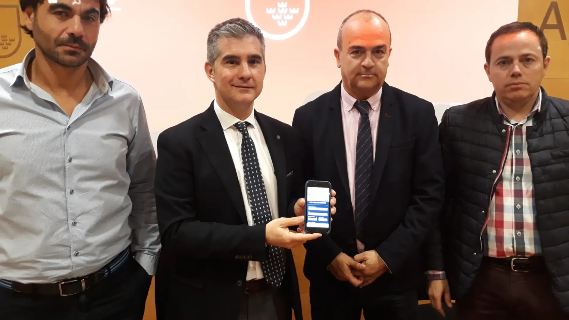 El consejero de Agua, Agricultura, Ganadería y Pesca, Miguel Ángel del Amor, presenta la nueva calculadora de nitrógeno que podrán utilizar los agricultores para planificar los ciclos de producción en zonas vulnerables