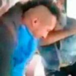 El ladrón siendo golpeado con un zapato por su madre / Foto. Twitter