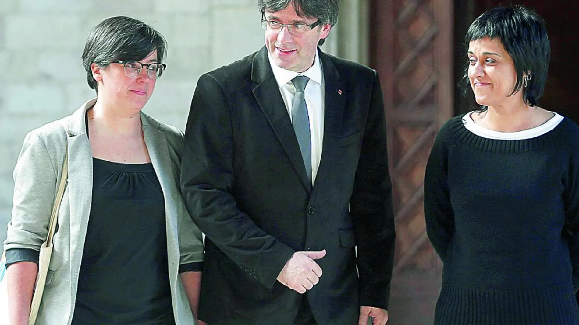 Boya, presidenta del grupo parlamentario de la CUP, junto a Puigdemont y Gabriel, portavoz de las feministas