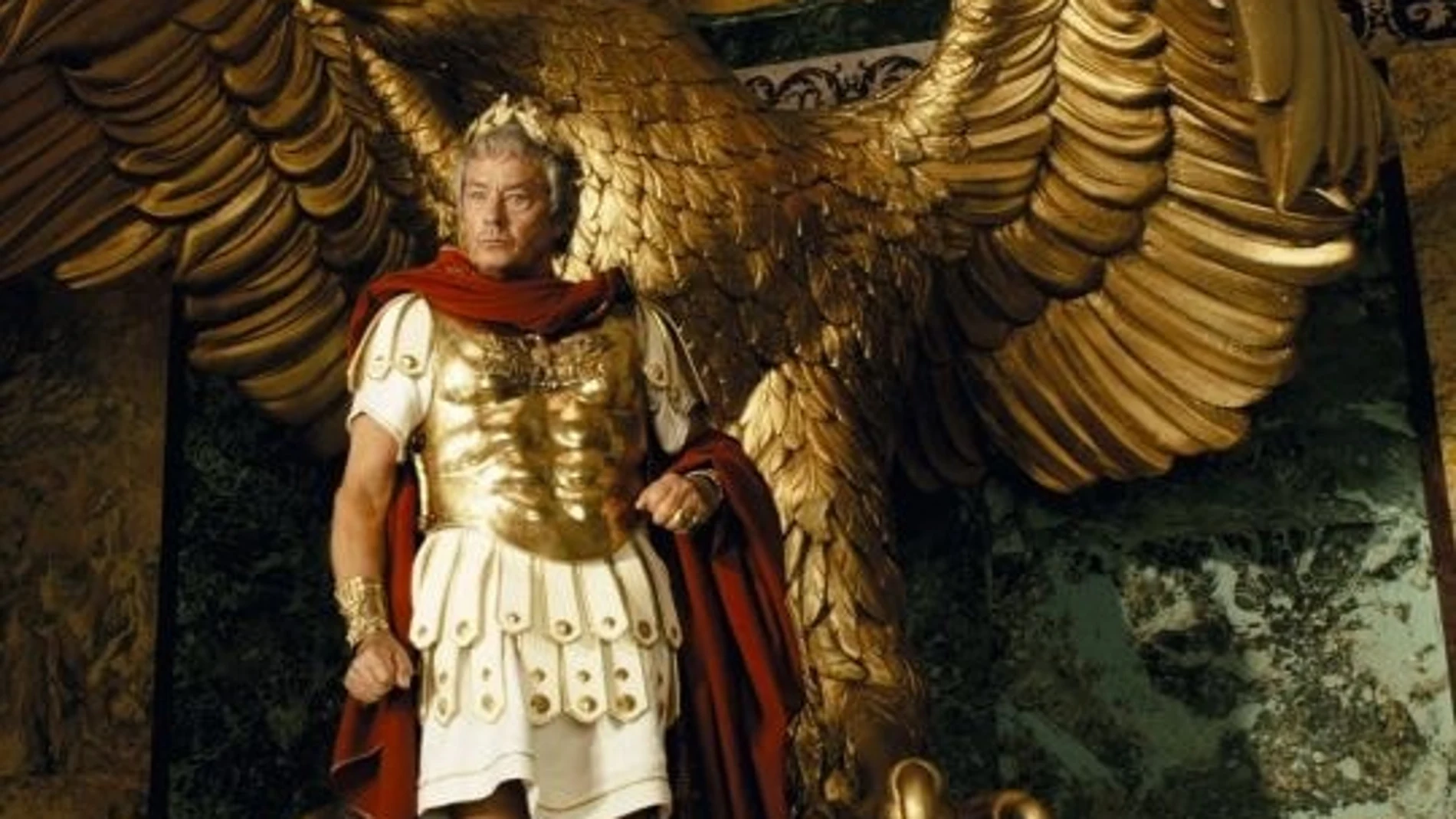 El actor Alain Delon, interpretando al César