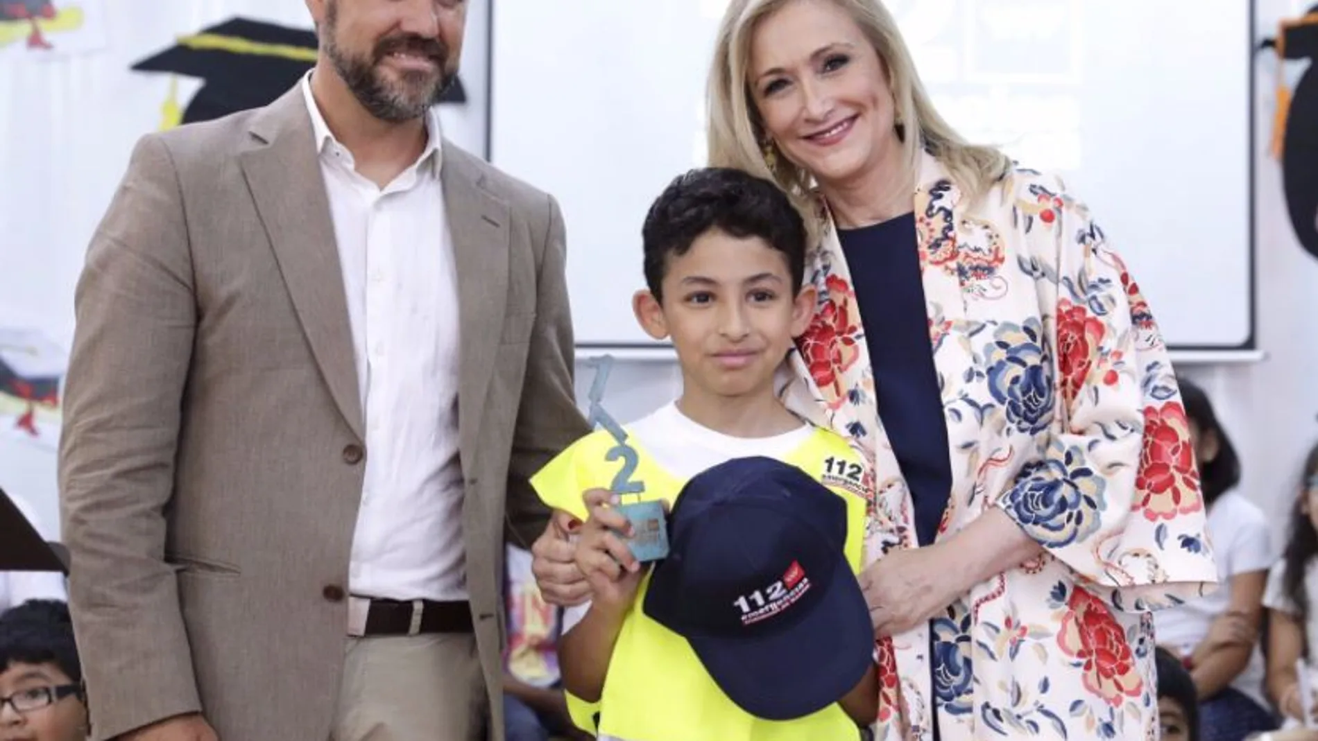 Cristina Cifuentes con el pequeño Yousef