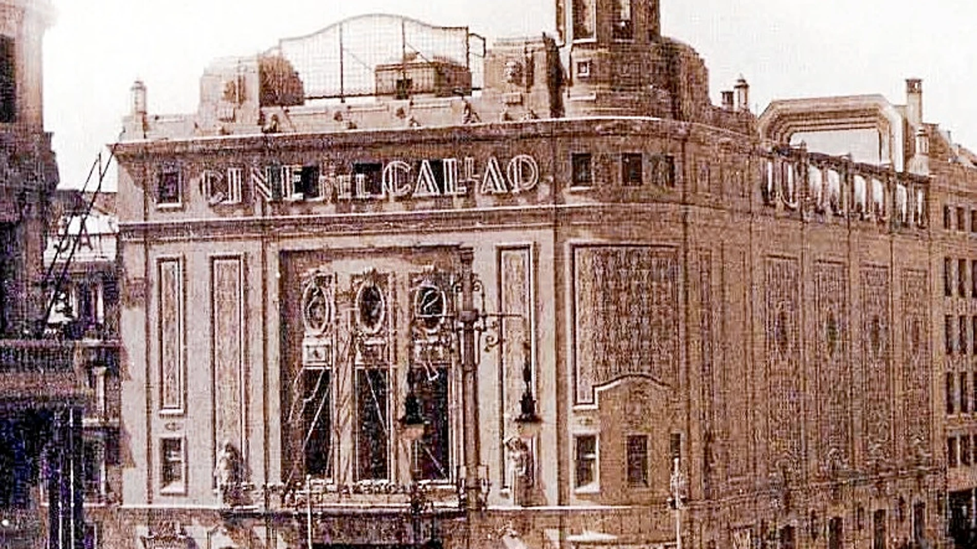 Los cines se inauguraron el 11 de diciembre de 1926 con la película «Luis Candelas o El Bandido de Madrid»