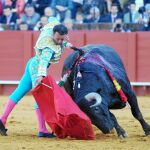 Antonio Ferrera toreando con la muleta, ayer, en la Real Maestranza de Sevilla