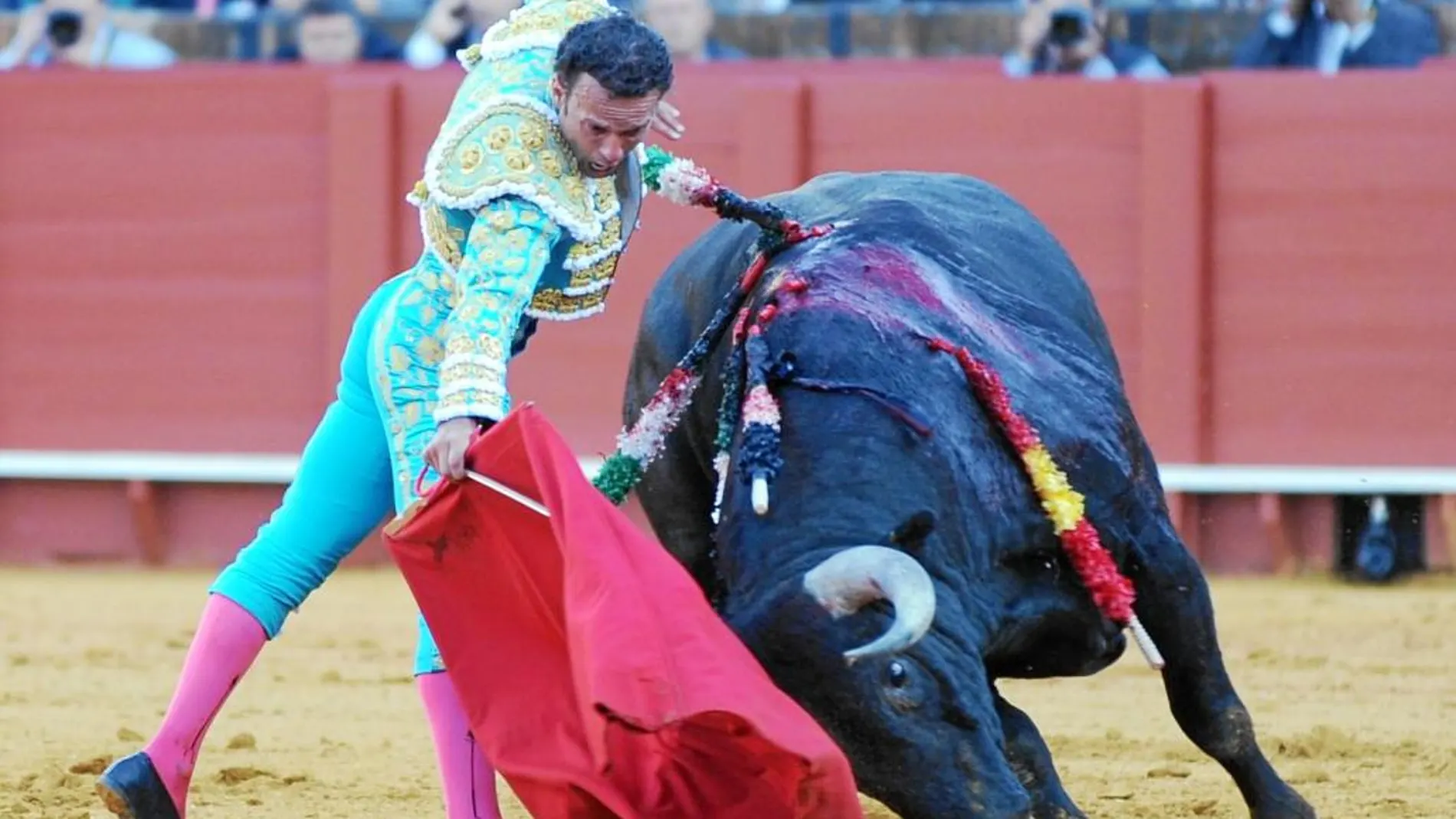 Antonio Ferrera toreando con la muleta, ayer, en la Real Maestranza de Sevilla