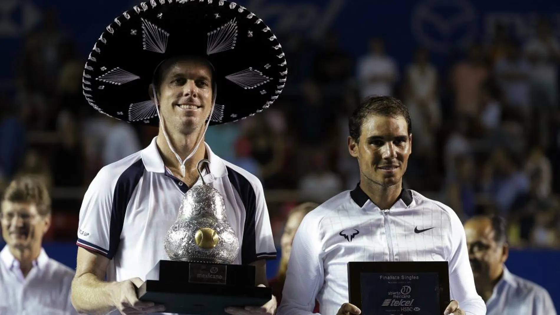 El estadounidense Sam Querrey (i) y el español Rafael Nadal posan con los trofeos.