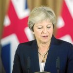 La primera ministra británica, Theresa May, en plena encrucijada, eligió un riguroso negro para dirigirse a la nación después del varapalo de Salzburgo / Ap