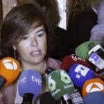 La vicepresidenta del Gobierno, Soraya Sáenz de Santamaría, en declaraciones a los medios de comunicación
