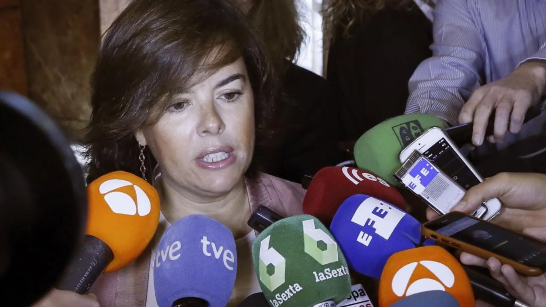 La vicepresidenta del Gobierno, Soraya Sáenz de Santamaría, en declaraciones a los medios de comunicación
