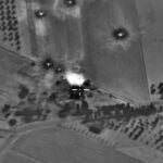 Captura de video facilitada por el Ministerio de Defensa ruso que muestra el bombardeo aéreo ruso en Hmeymim (Siria) ayer.