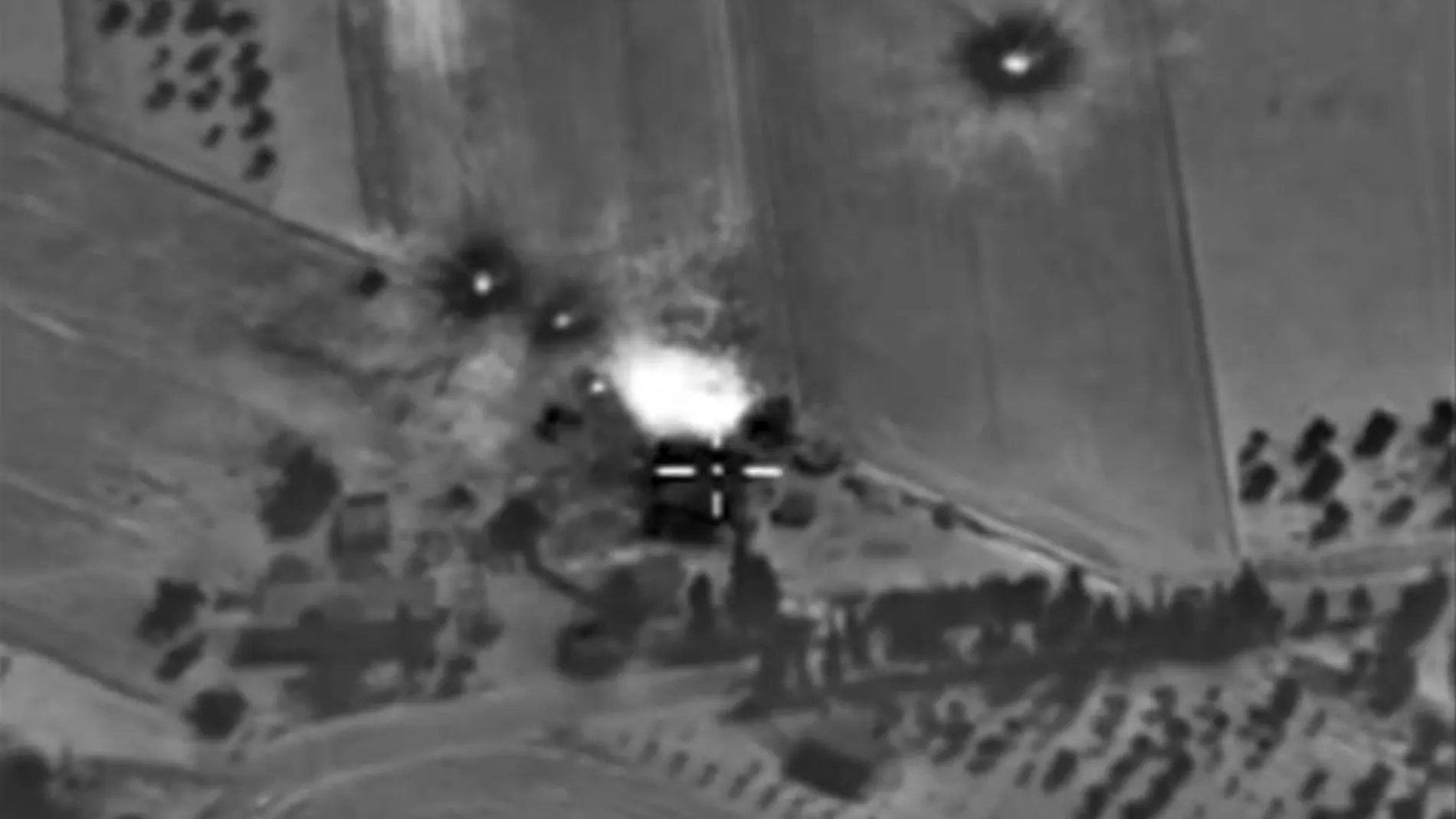 Captura de video facilitada por el Ministerio de Defensa ruso que muestra el bombardeo aéreo ruso en Hmeymim (Siria) ayer.