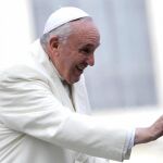El Papa Francisco saluda a los fieles, ayer en la Plaza de San Pedro en el Vaticano