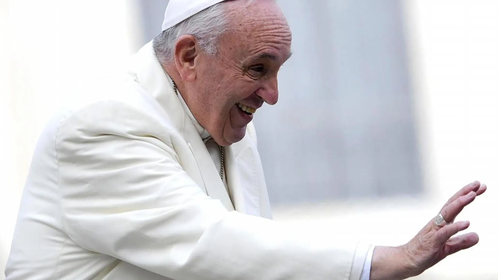 El Papa Francisco saluda a los fieles, ayer en la Plaza de San Pedro en el Vaticano