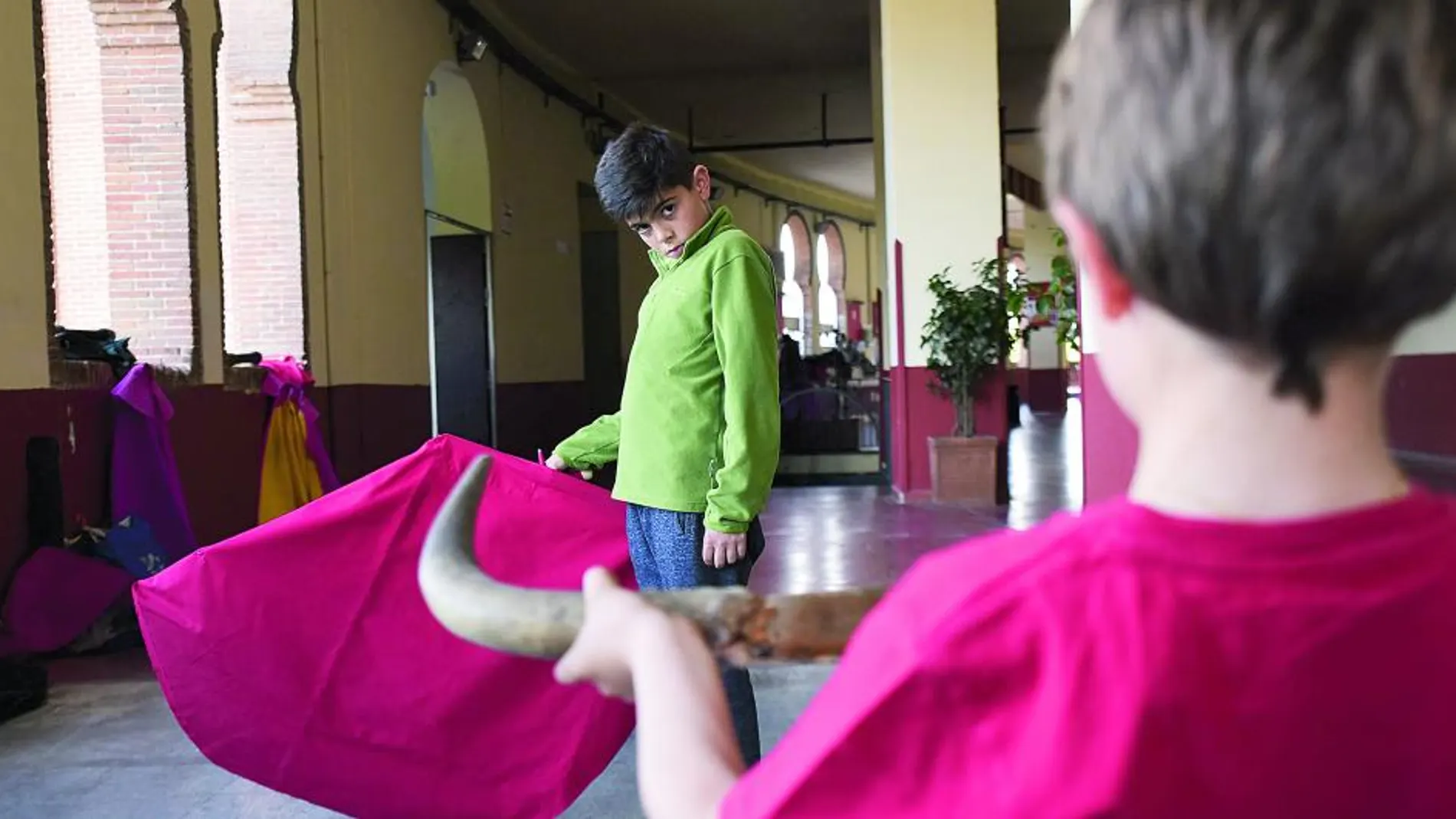 Los alumnos de la escuela taurina José Cubero «Yiyo» entrenan en los pasillos de Las Ventas y en otras instalaciones hasta que finalice la feria.