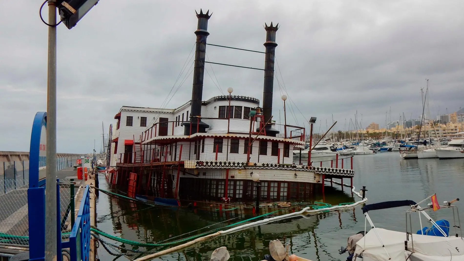 El Willow es un popular barco de vapor construido a comienzos del siglo XX, unos años después que el PSOE, y ambos tratan de salvarse del naufragio / Foto: Manuel Olmedo