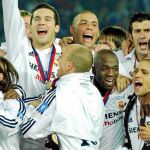 Solari y Ronaldo celebran la Intercontinental de 2002 que ganaron juntos con el Real Madrid
