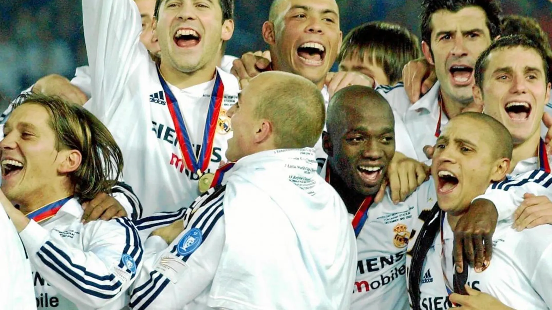 Solari y Ronaldo celebran la Intercontinental de 2002 que ganaron juntos con el Real Madrid