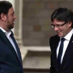 Carles Puigdemont y Oriol Junqueras a su llegada a la reunión semanal del ejecutivo catalán, hoy en el Palau de la Generalitat.