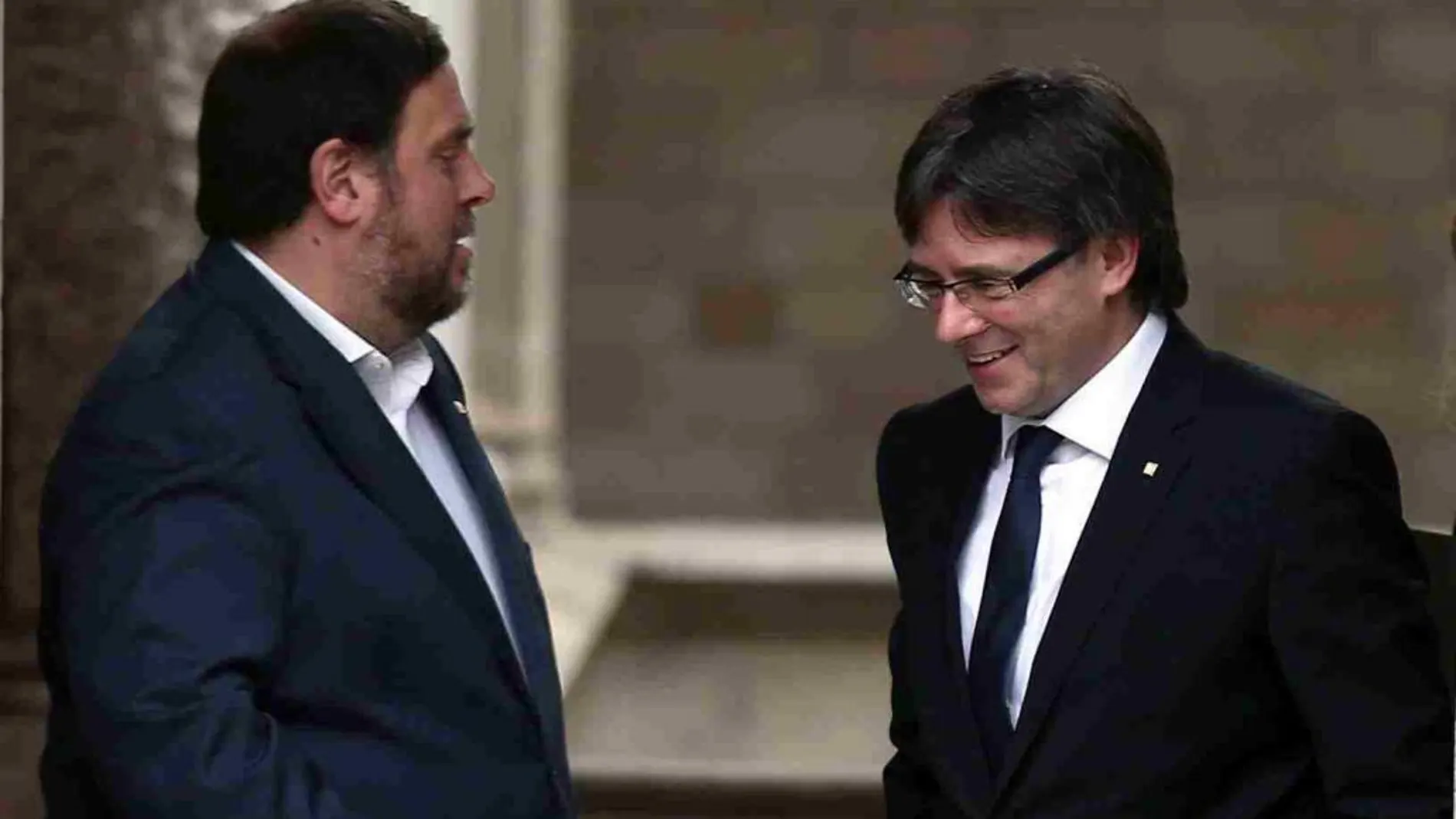 Carles Puigdemont y Oriol Junqueras a su llegada a la reunión semanal del ejecutivo catalán, hoy en el Palau de la Generalitat.