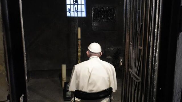 El Papa Francisco reza en la celda donde estuvo retenido Maximiliano Kolbe