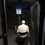 El Papa Francisco reza en la celda donde estuvo retenido Maximiliano Kolbe