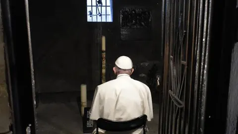 El Papa Francisco reza en la celda donde estuvo retenido Maximiliano Kolbe
