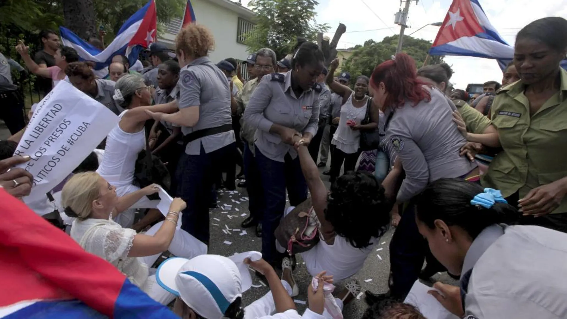 Damas de Blanco en el momento de ser detenidas en La Habana