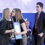 Óscar Rivero Salga y Laura Cue López recibiendo el Premio Alfonso Ussía al Mejor Estudiante del Año