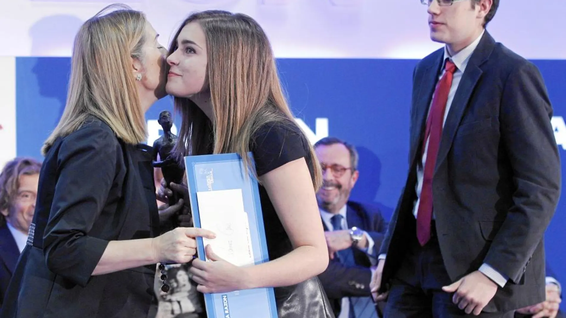 Óscar Rivero Salga y Laura Cue López recibiendo el Premio Alfonso Ussía al Mejor Estudiante del Año