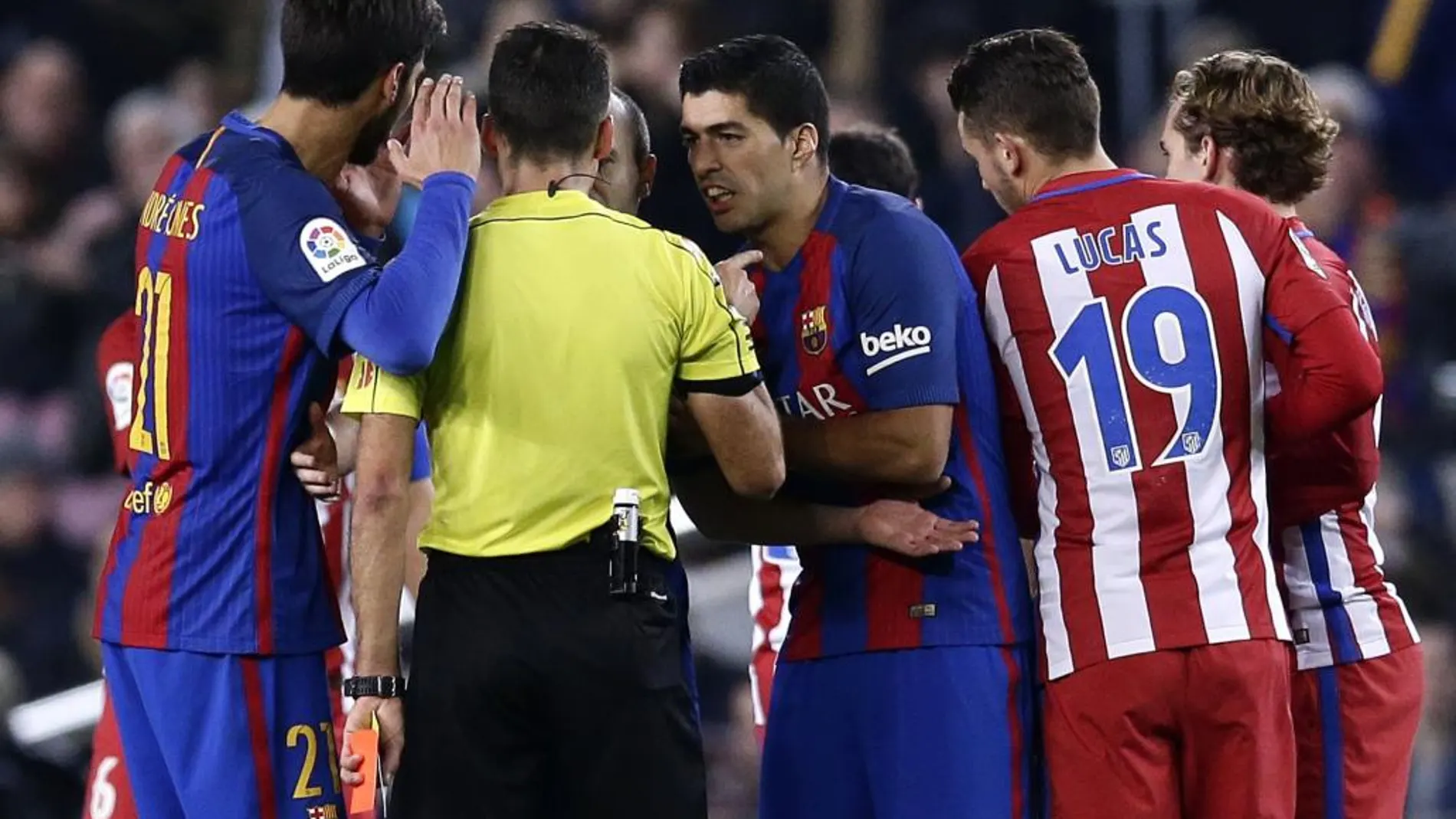 Gil Manzano amonesta a Luis Suarez.