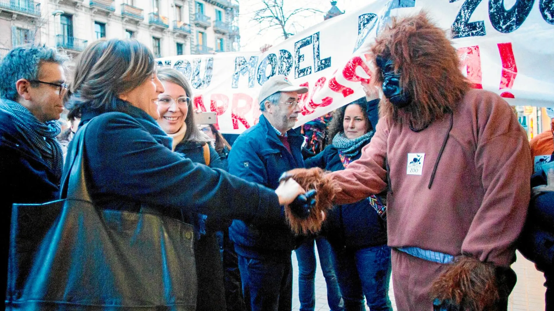 La alcaldesa de la capital catalana, Ada Colau, ayer saludando a unos manifestantes del Zoo antes de su conferencia anual ante la prensa