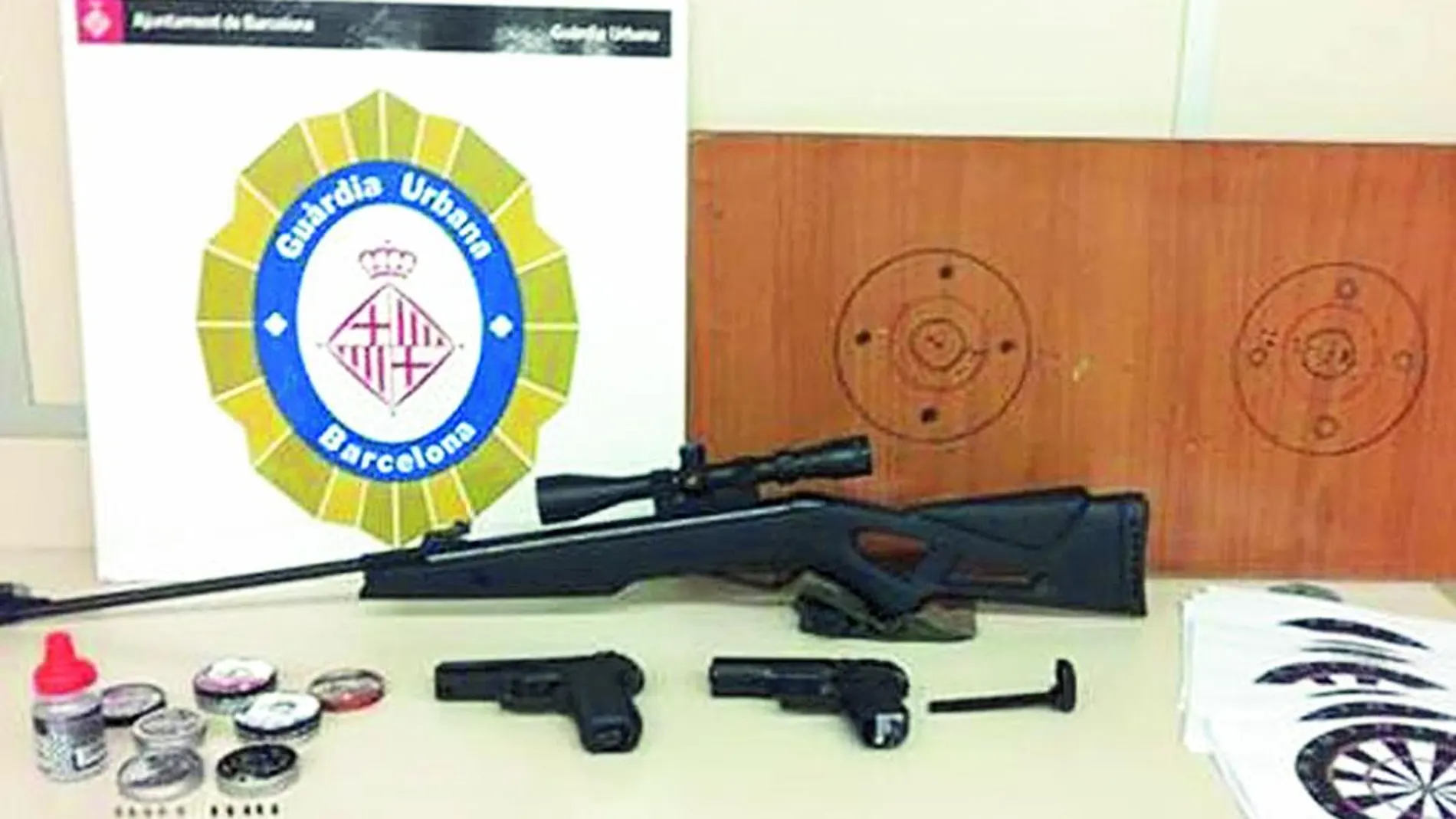 La Guardia Urbana confiscó las armas a los jóvenes que dispararon desde una terraza