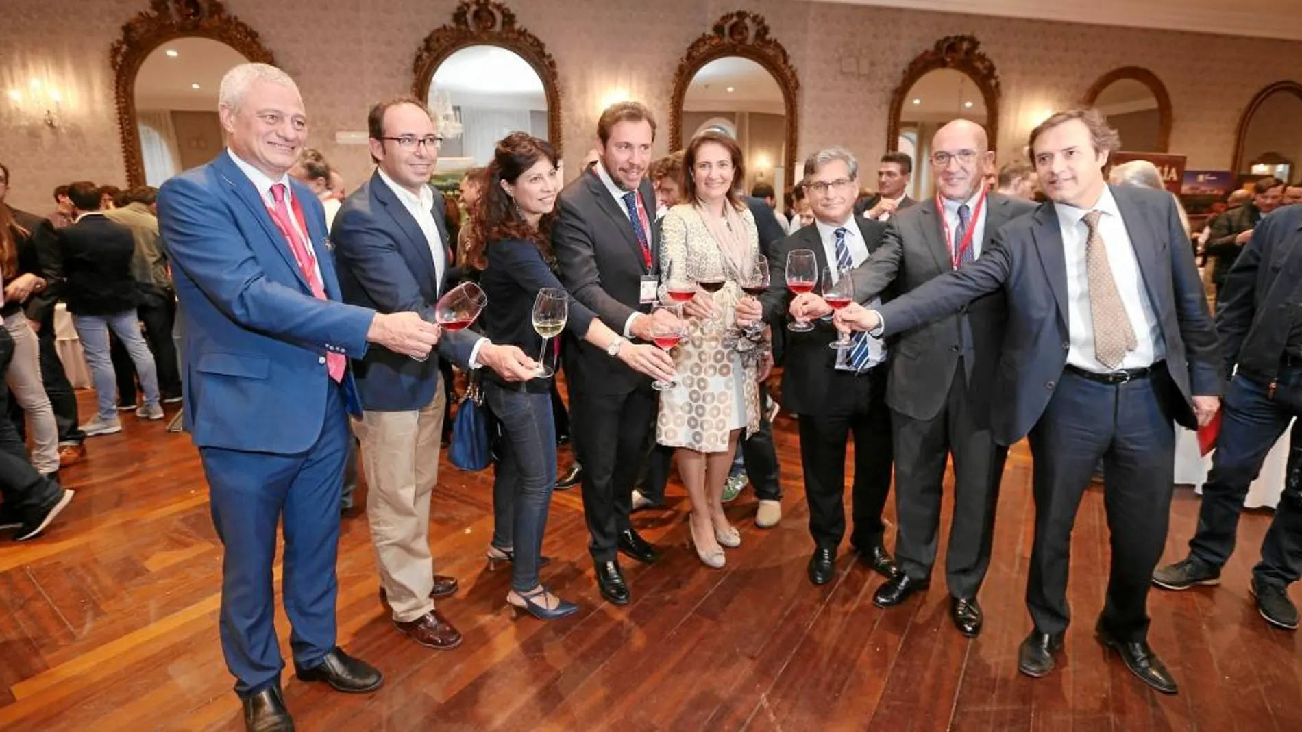 El alcalde de Valladolid, Óscar Puente; la concejal de Cultura, Ana Redondo; la consejera María Josefa García Cirac; el presidente de la Diputación vallisoletana, Jesús Julio Carnero; y el director de Turismo, Javier Ramírez, entre otros, brindan en la recepción de bienvenida del Concurso de Bruselas