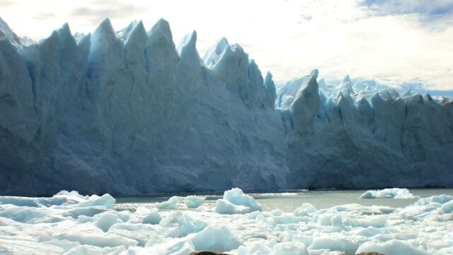 Vista del glaciar Perito Moreno, situado en el sur de Argentina, hoy, martes 8 de marzo de 2016. El enorme glaciar comenzó hoy el proceso hacia su cíclica ruptura, un espectáculo basado en el desmoronamiento de grandes masas de hielo que aglutina a miles de turistas y que no se producía desde 2012.