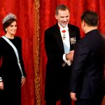 La Reina Letizia saluda a la primera dama china Peng Liyuan, en presencia del rey Felipe / Foto: Reuteurs