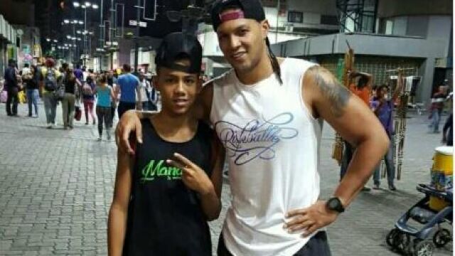 Imagen publicada en Twitter por Juan Manaure con su hijo pidiendo la vuelta del joven el pasado 6 de febrero