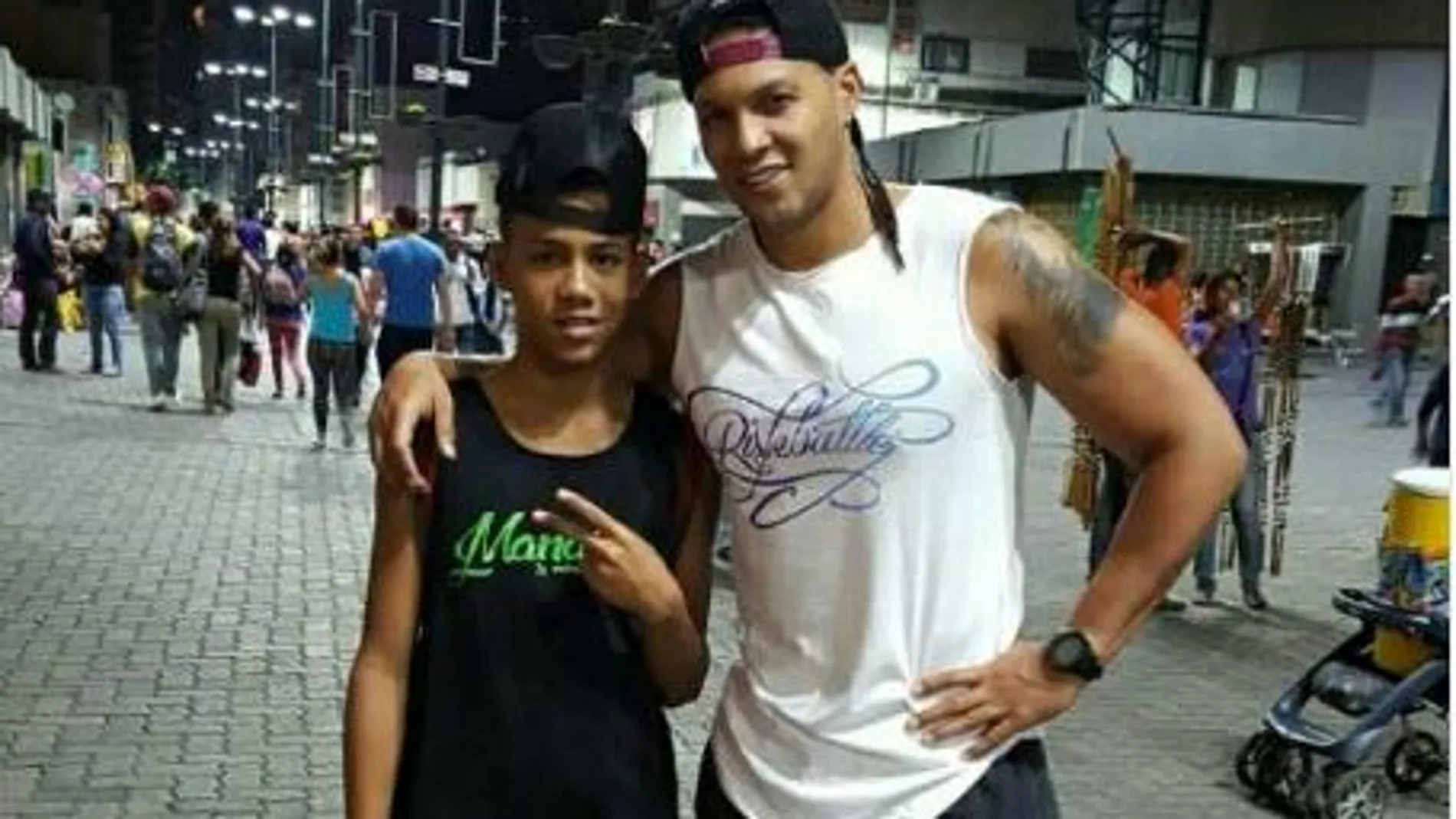 Imagen publicada en Twitter por Juan Manaure con su hijo pidiendo la vuelta del joven el pasado 6 de febrero