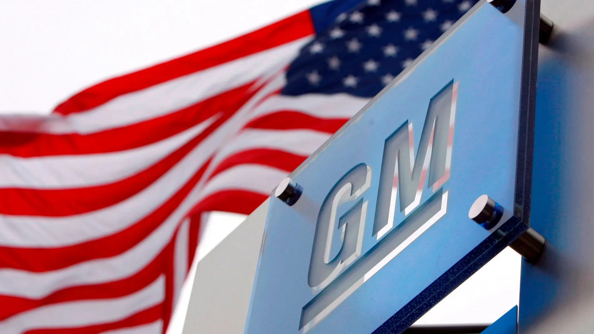 La bandera de Estados Unidos ondea junto a una fábrica de General Motors